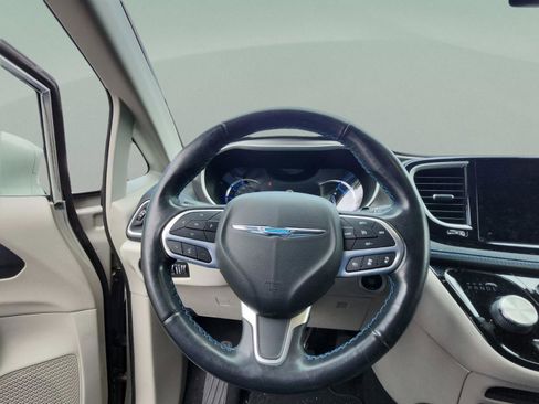 Used 2021 Chrysler Pacifica Touring-L image 10