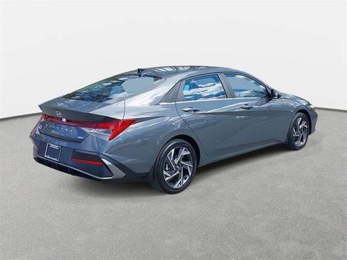 Certified 2025 Hyundai Elantra Limited FWD image 5
