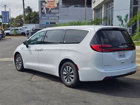 Used 2024 Chrysler Pacifica Limited FWD image 6