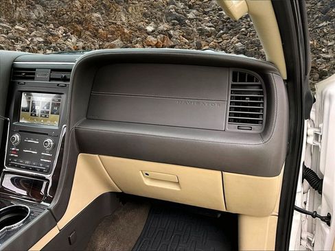 Used 2017 Lincoln Navigator Reserve image 14