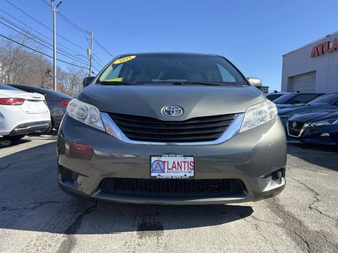 Used 2011 Toyota Sienna LE w/ Towing Pkg image 2