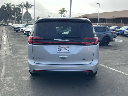 Used 2022 Chrysler Pacifica Limited w/ Uconnect Theater Family Group image 28
