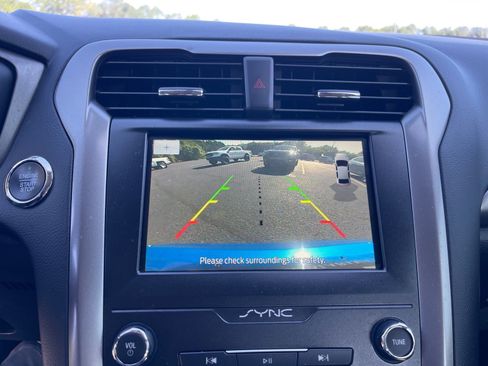 Used 2020 Ford Fusion SE FWD image 6