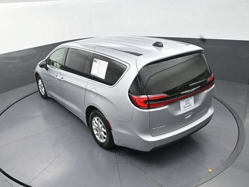 Used 2023 Chrysler Pacifica Touring-L FWD image 15