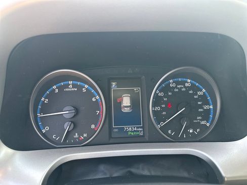 Used 2017 Toyota RAV4 XLE AWD/4WD image 8