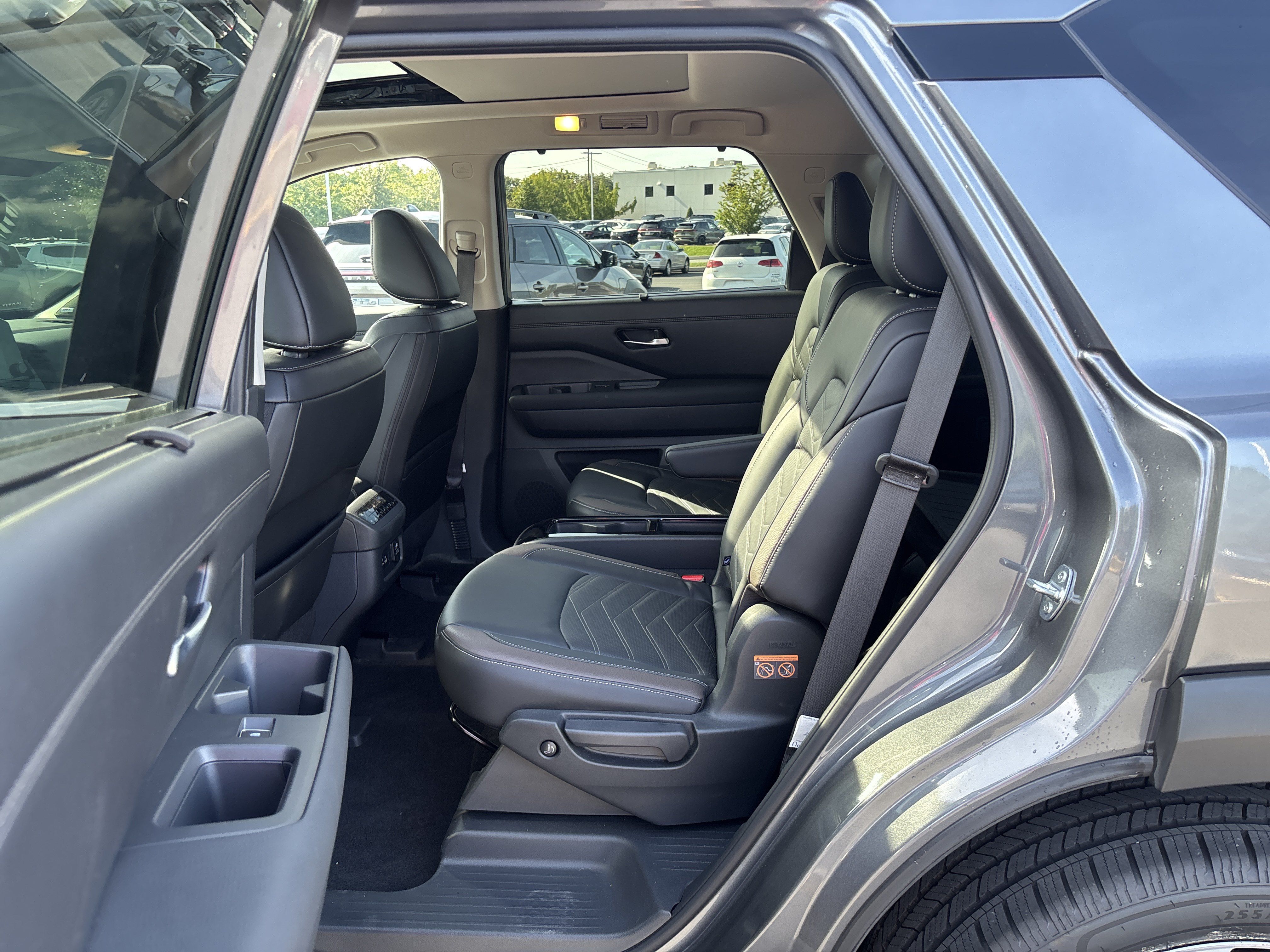 Used 2024 Nissan Pathfinder Platinum AWD/4WD image 39