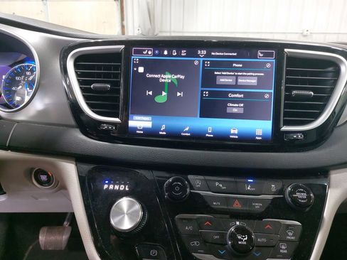 Used 2024 Chrysler Pacifica Touring-L FWD image 19