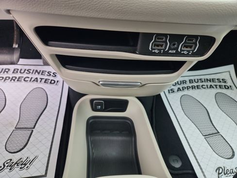 Used 2024 Chrysler Pacifica Touring-L image 36