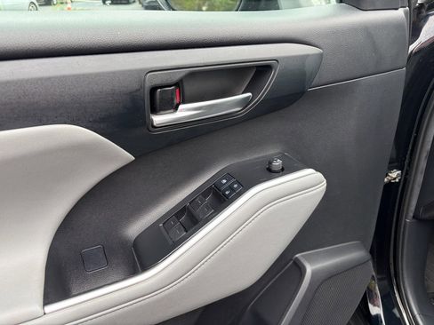 Used 2021 Toyota Highlander XLE image 13