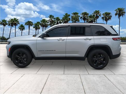 Used 2023 Jeep Grand Cherokee Altitude AWD/4WD image 4