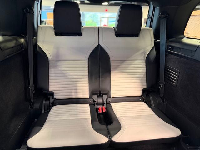Used 2021 Land Rover Discovery HSE R-Dynamic AWD/4WD image 22