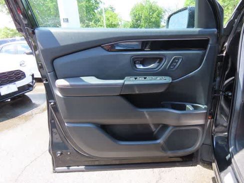 Certified 2025 Honda Pilot TrailSport image 19
