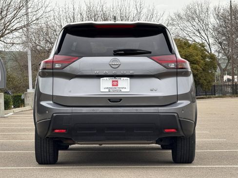 Used 2024 Nissan Rogue SV image 5