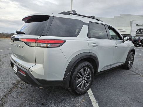 Used 2022 Nissan Pathfinder SV image 6