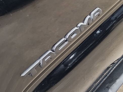 Used 2018 Toyota Tacoma TRD Sport w/ Technology Package image 25