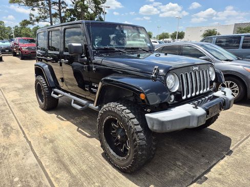 Used 2017 Jeep Wrangler Unlimited Sahara w/ Connectivity Group AWD/4WD image 2