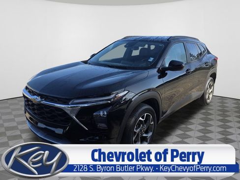 Used 2024 Chevrolet Trax LT w/ Driver Confidence Package FWD image 1