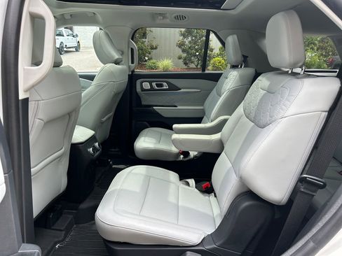 Certified 2025 Ford Explorer Platinum w/ Ultimate Package AWD/4WD image 14
