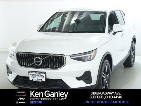 Used 2024 Volvo XC40 B5 Core image 1