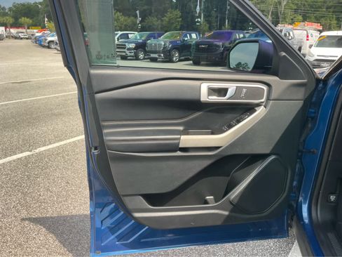 Used 2021 Ford Explorer XLT w/ Equipment Group 202A AWD/4WD image 10