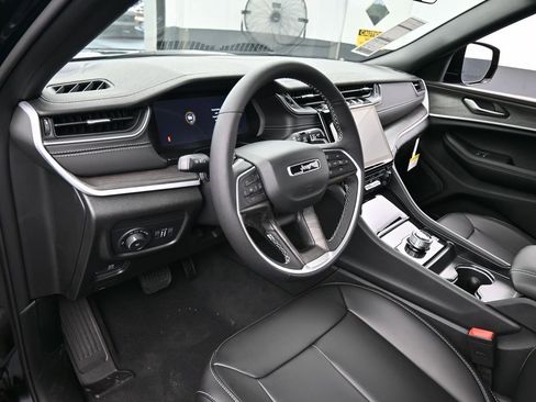 Used 2025 Jeep Grand Cherokee L Limited image 10