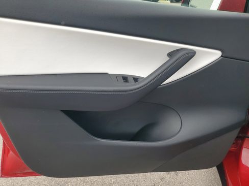 Used 2021 Tesla Model Y Long Range image 17