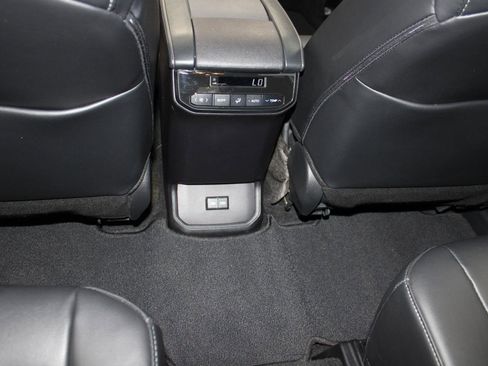 Used 2024 Toyota Highlander XLE image 32