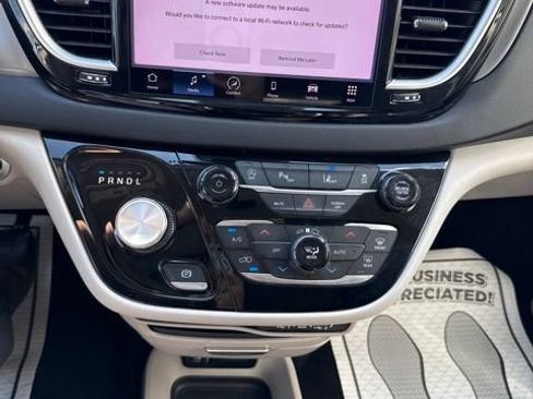 Used 2023 Chrysler Pacifica Touring-L FWD image 15