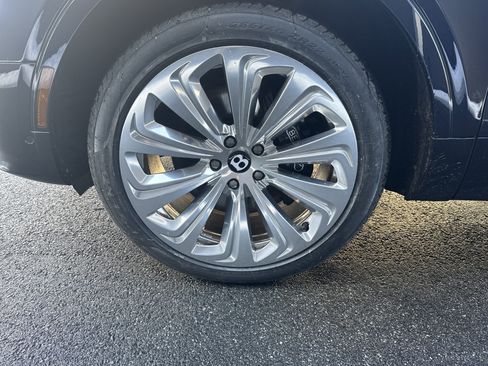 Used 2023 Bentley Bentayga Extended Wheelbase image 6