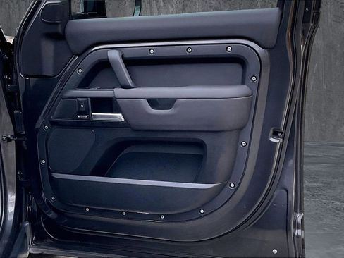 Used 2025 Land Rover Defender 130 X-Dynamic SE image 29