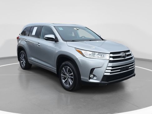 Used 2018 Toyota Highlander XLE image 3