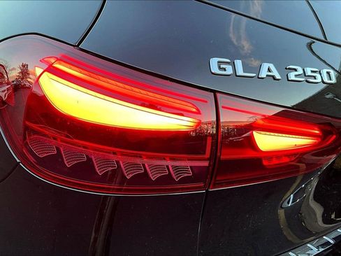 Used 2025 Mercedes-Benz GLA 250 4MATIC image 32