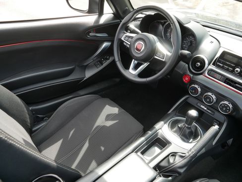 Used 2017 FIAT 124 Spider Classica RWD image 9