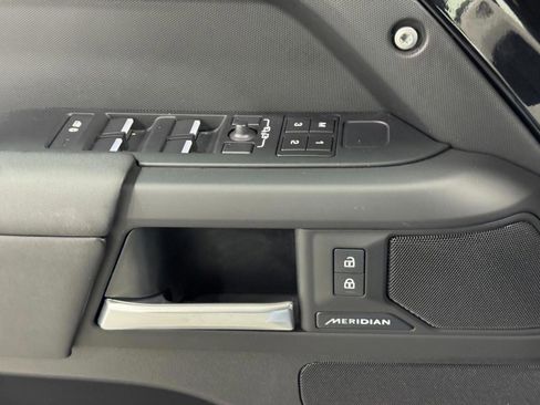 Used 2025 Land Rover Defender 110 S image 29