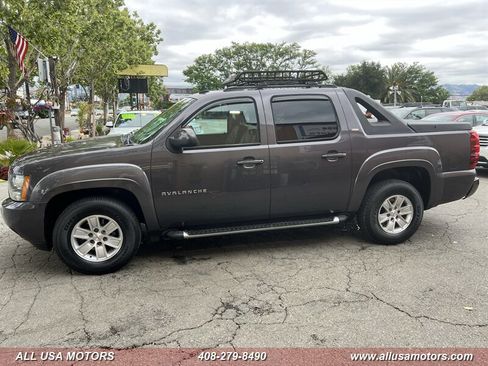 Used 2010 Chevrolet Avalanche LT w/ Luxury Package AWD/4WD image 6