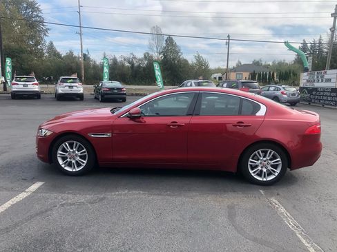 Used 2018 Jaguar XE Premium RWD image 4