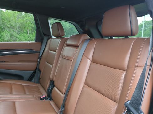 Used 2020 Jeep Grand Cherokee Overland AWD/4WD image 29