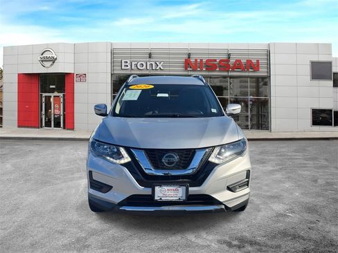 Used 2020 Nissan Rogue SV image 2