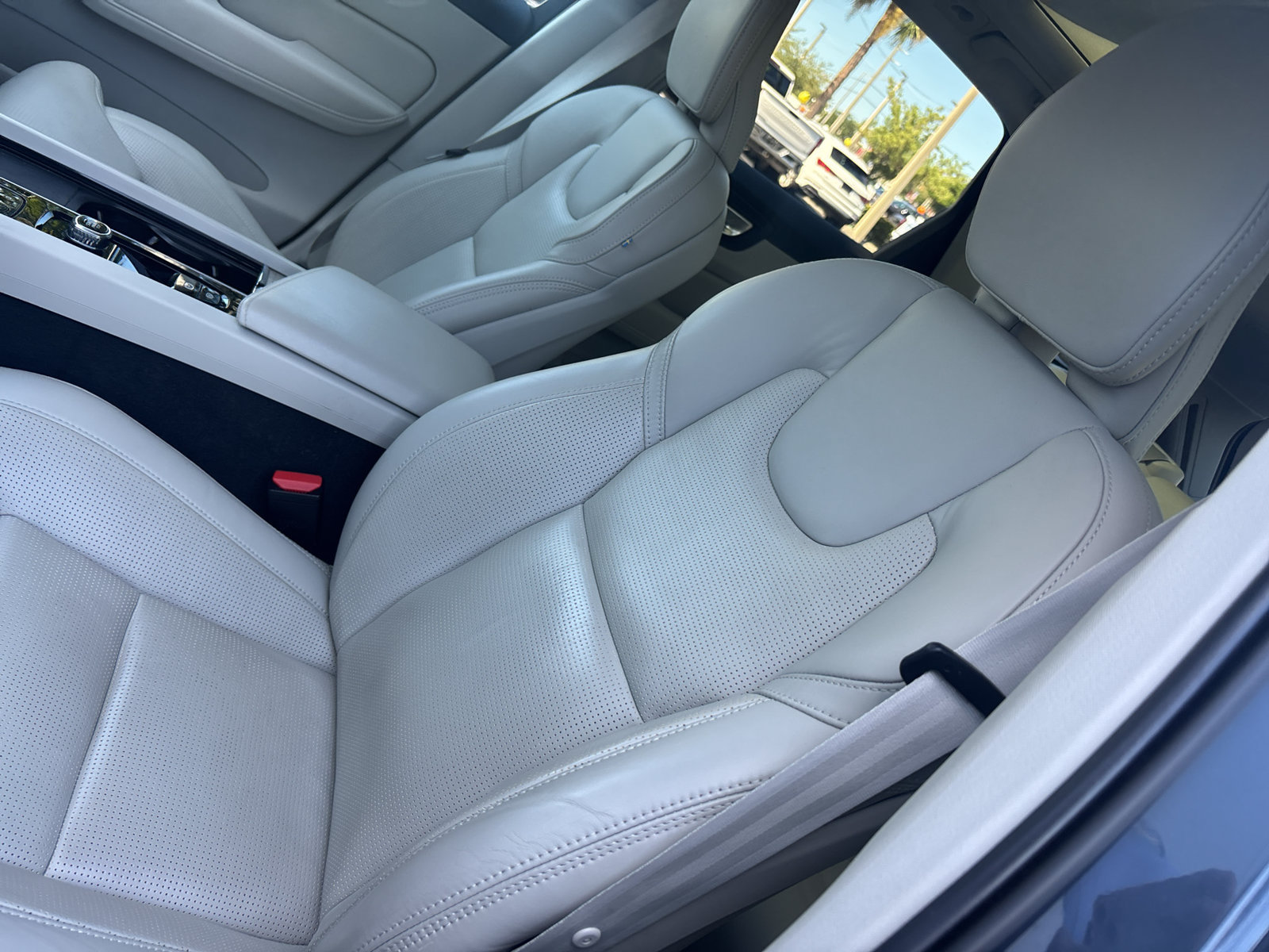 Used 2022 Volvo XC60 B6 Inscription w/ Protection Package Premier AWD/4WD image 17