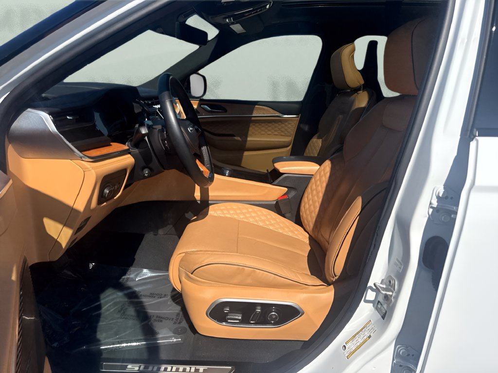 Used 2025 Jeep Grand Cherokee L Summit AWD/4WD image 9