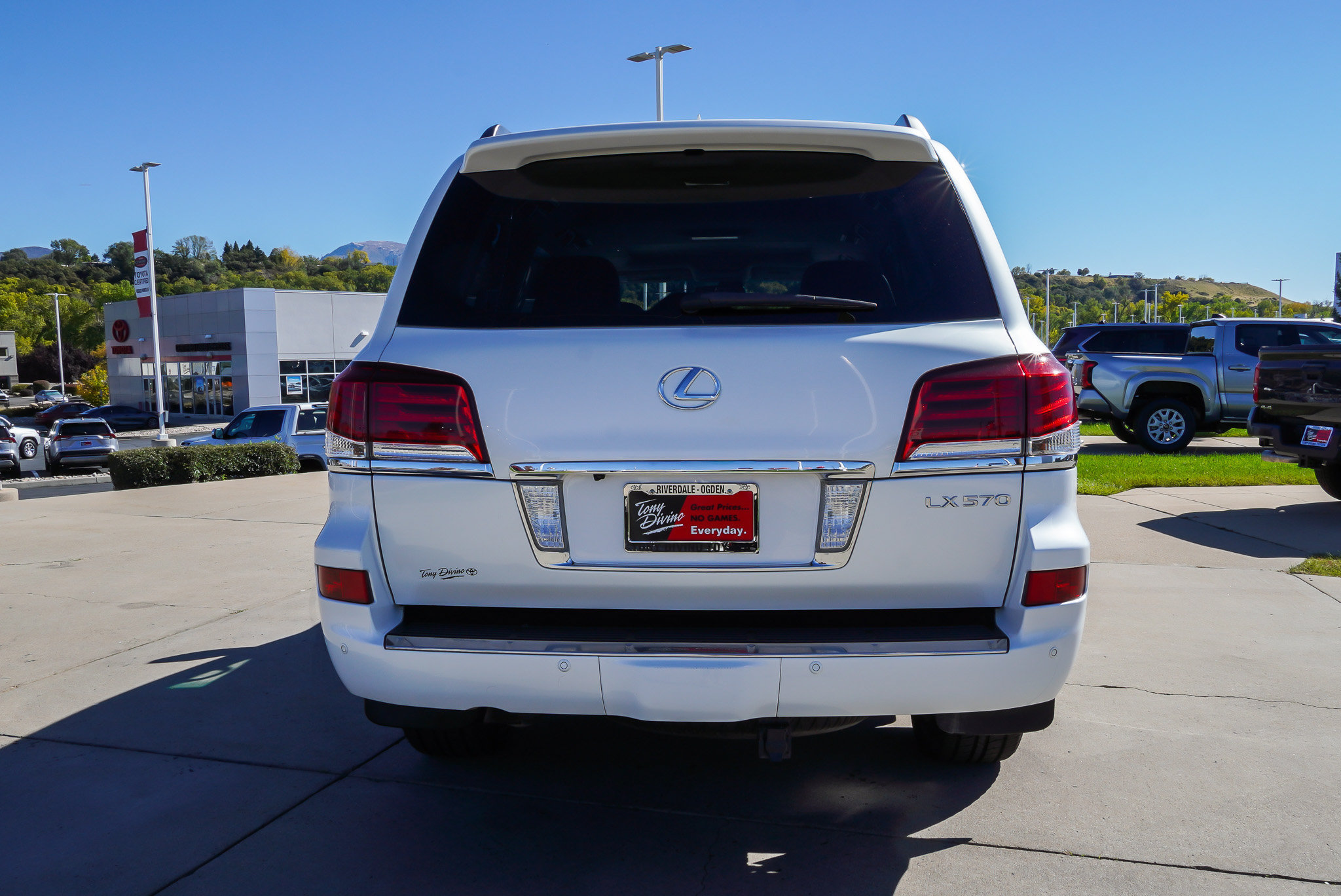 Used 2015 Lexus LX 570 4WD w/ Luxury Package image 12