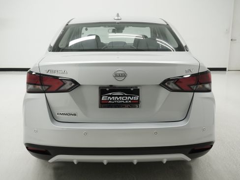 Used 2023 Nissan Versa SV FWD image 5