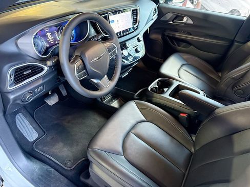 Used 2026 Chrysler Pacifica Select image 25