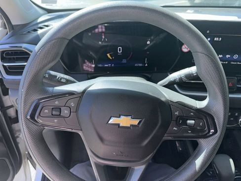 Used 2025 Chevrolet TrailBlazer LT AWD/4WD image 2