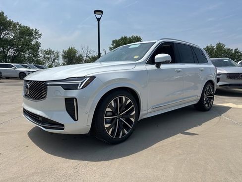 Used 2025 Volvo XC90 B6 Ultra w/ Lounge Package image 3