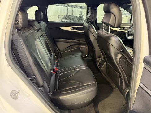 Used 2019 Lincoln Nautilus FWD image 6