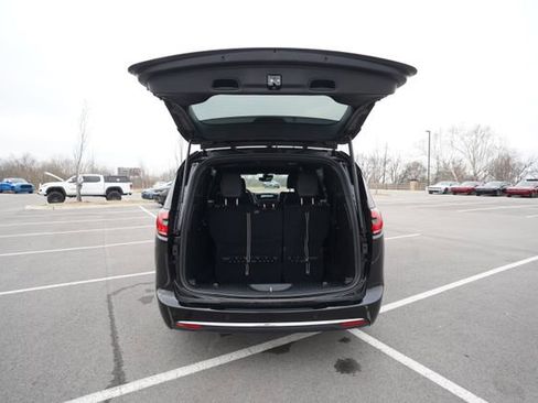 New 2026 Chrysler Pacifica Select image 14