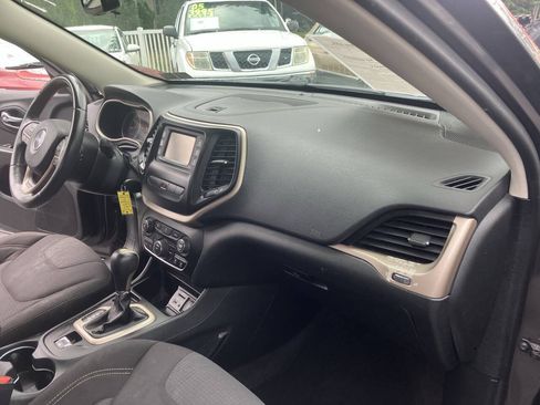 Used 2015 Jeep Cherokee Latitude FWD image 24