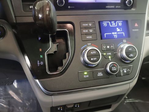 Used 2019 Toyota Sienna XLE image 8