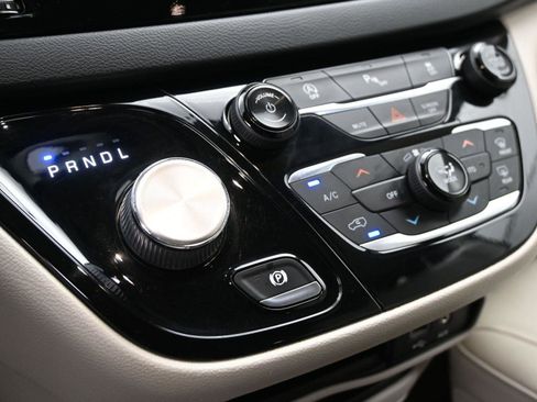 Used 2019 Chrysler Pacifica Touring-L image 5